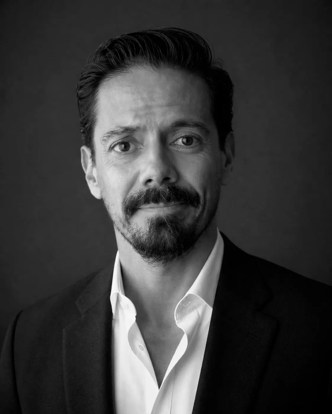 Black-and-white studio portrait of Xavier Magaña, wedding filmmaker.