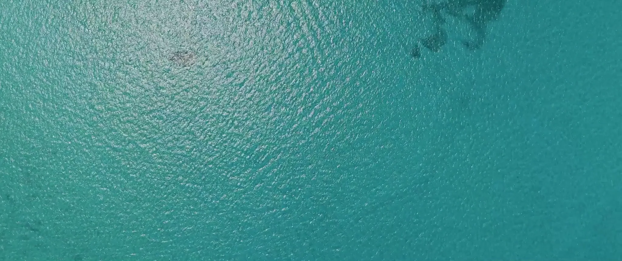 Vista aérea de drone del agua turquesa del Caribe frente a la costa de Cancún.