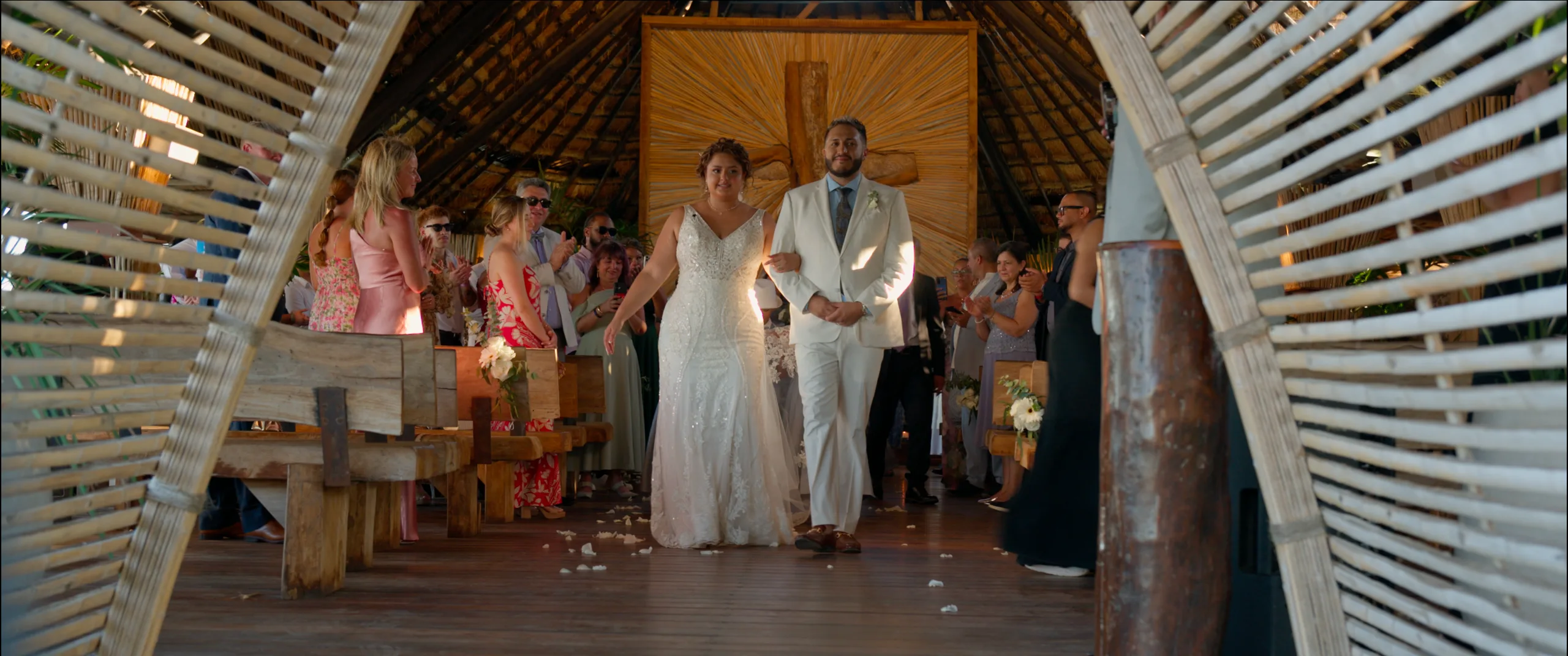 Fiorela y Steven caminando por el pasillo después de su ceremonia de boda en Ocean Events, Costa Mujeres.