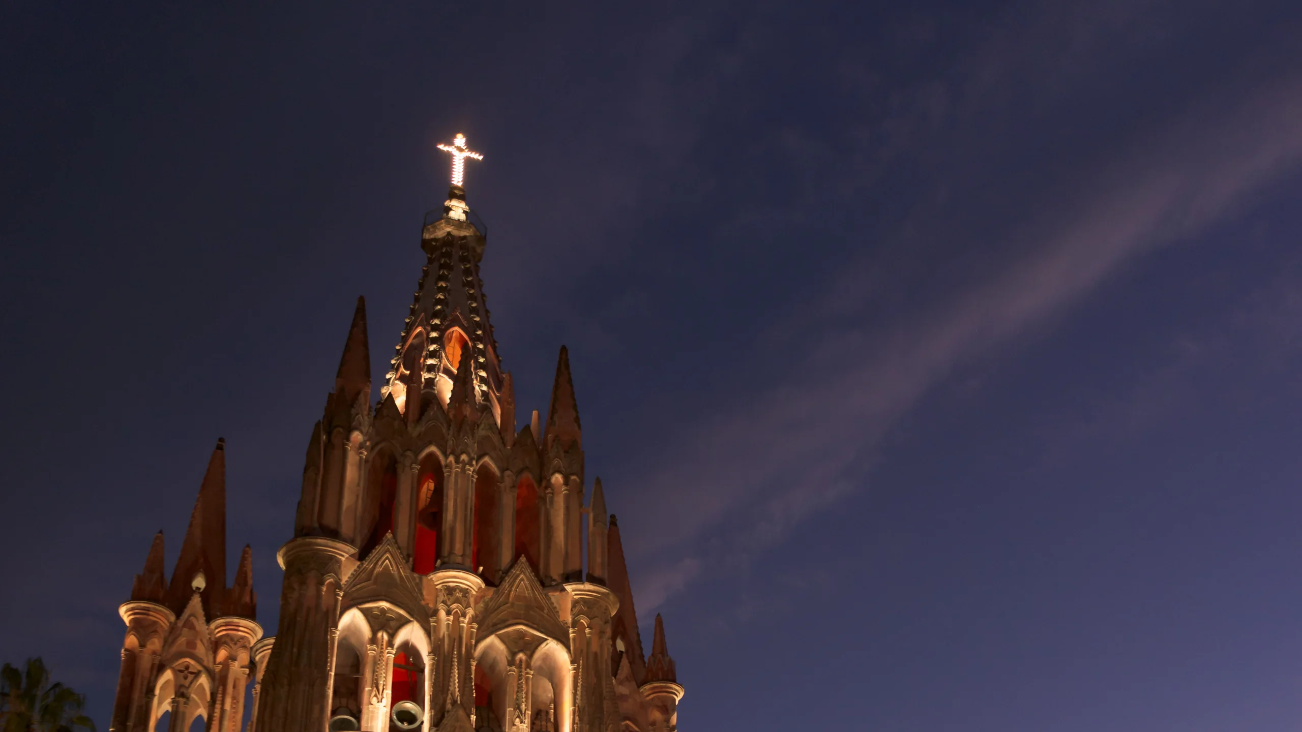La Parroquia de San Miguel Arcángel iluminada en hora azul, en San Miguel de Allende.